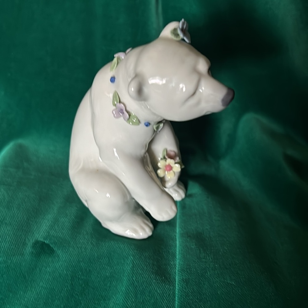 LLADRO RESTING POLAR BEAR WITH FLOWERS #6355-G - Picture 2 of 10